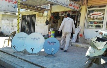 Les résidents de Mossoul se procurent les antennes paraboliques après l'éviction de l'EIIL