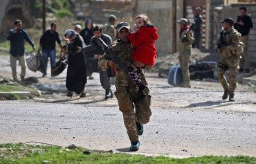 القوات العراقية تنقذ عائلات محاصرة في الموصل