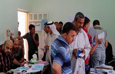 Mosul residents replace ISIS-issued documents with legal ones