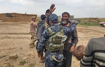 الفارون من الموصل يتحدثون عن استخدام داعش للسكان كدروع بشرية