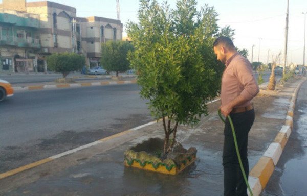یکی از ساکنان فلوجه به گیاهان در خیابانهای شهر خودش آب می دهد، خیابانهایی که پس از بیرون رانده شدن داعش در ژوئن 2016 به طور کامل تحت پاکسازی و بازسازی قرارگرفته است.