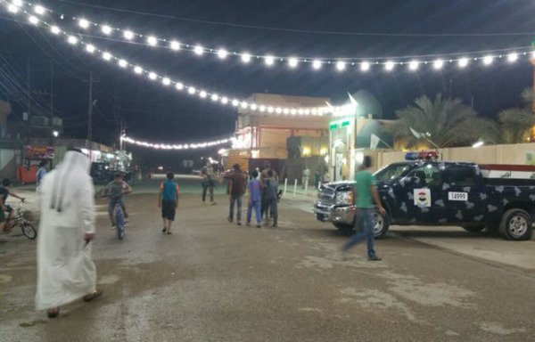 عراقی ها پس از افطار برای نماز تراویح به مسجد عبدالعزیز در محله نازال فلوجه روی می آورند.