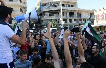 Xelkê navçeya Idlib Eniya Nusra û hevalbendên wê der dikin