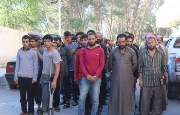 Faisant preuve de bienveillance, les FDS relâchent les détenus de Manbij et al-Tabqa