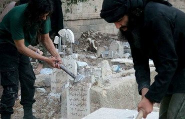 Pierres tombales renversées par Daech dans le camp de Yarmouk en Syrie