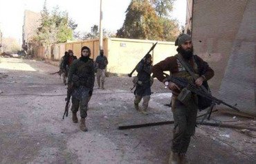 مسلحون يهاجمون حاجز تفتيش لداعش في دير الزور