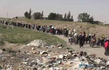 داعش يسرق المدنيين الهاربين من مناطق سيطرته
