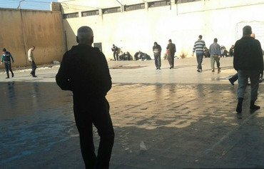 ناشطون يحذرون من تفاقم الأزمة في سجن حمص