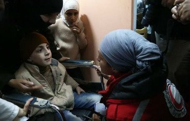 قوافل إغاثة تصل لأهالي الغوطة الشرقية الذين يتضورون جوعا
