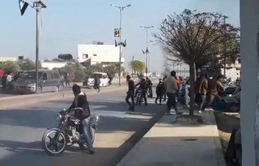 هيئة تحرير الشام تطلق النار على المتظاهرين المدنيين