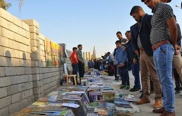 فروشندگان کتاب در خیابان موصل جایی که داعش اعدام های عمومی برگزار می کرد ردیف شده اند