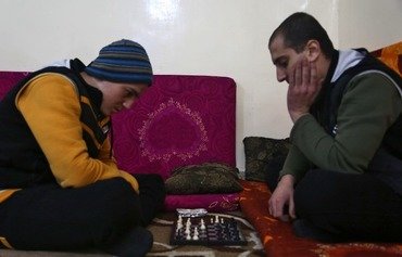 الشطرنج والتدخين علاج لمقاتلي داعش السابقين في مركز لإعادة التأهيل في سوريا