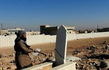 داعش تهدم القبور بريف إدلب وحماة