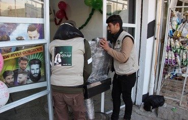 محلات الحلاقة في الموصل تعيد فتح أبوابها بمساعدة متطوعين
