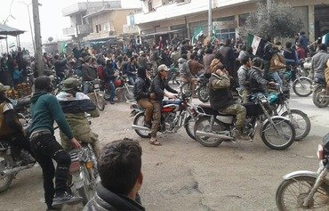 Des manifestants d'Idlib rejettent Tahrir al-Sham