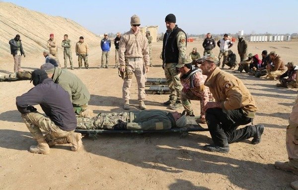 سەربازانی عێراقی فێردەبن چۆن سەربازانی بریندار دەربازبكهن لە کاتی شەڕدا، کە بەشێکە لە بەرنامەیەکی یەك ساڵەی راهێنان لەلایەن هاوپەیمانانەوە.