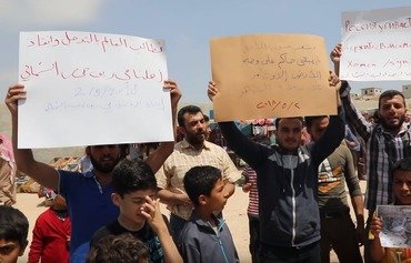 مردم حمص و حماء به توافق نامه آشتی اعتراض می کنند
