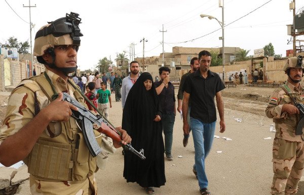 ساکنان محله الجولان فلوجه روز شنبه (12 مه) تحت تدابیر شدید امنیتی به سمت حوزه های رای گیری می روند. [سیف احمد/دیارنا]