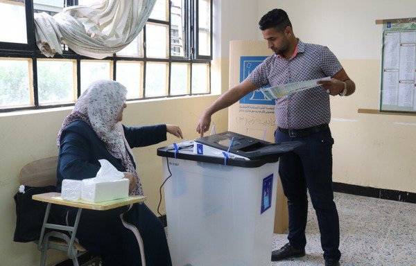 An Anbar youth casts his vote in the country's parliamentary elections -- the first to be held since the ouster of ISIS. [Saif Ahmed/Diyaruna]