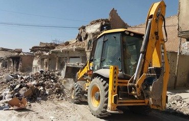 بلدية الموصل والمتطوعون يزيلون آثار الحرب منها