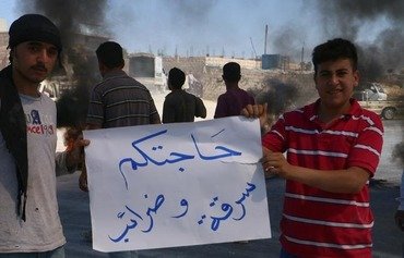 Hostayên kevirên avakirinê li dijî bacên nû li Idlibê protestoyan pêk tînin