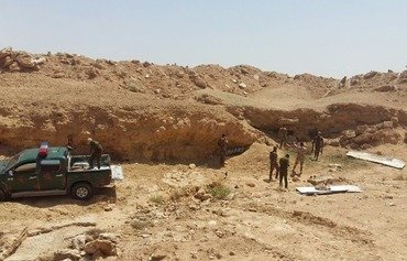 العشائر العراقية تقصف جيوب داعش في صحراء الأنبار