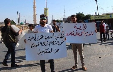 Manifestations contre Tahrir al-Sham dans la campagne d'Idlib