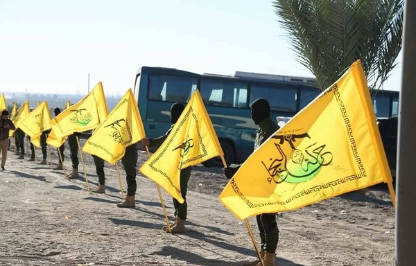 مقاتلون عراقيون تابعون لحركة النجباء خلال جنازة رمزية لموتاهم في مقبرة النجف، في صورة نشرتها الميليشيا على الإنترنت يوم 11 أيلول/ديسمبر، 2017.