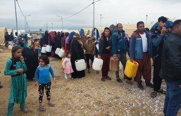 العراق يغيث النازحين الذين غرقت مخيماتهم بمياه الأمطار