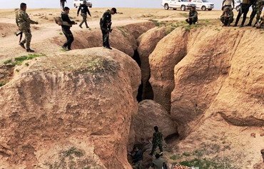 القوات العراقية تحرق مضافات داعش في كركوك