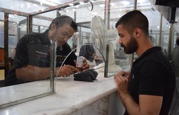 البنك المركزي العراقي يوقف بيع الدولار للعراقيين المسافرين لإيران