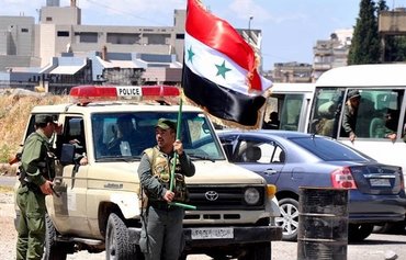 رژیم سوری ها را برای خدمت نظامی از گروه های شبه نظامی وابسته به سپاه پاسداران انقلاب اسلامی ایران فرا می خواند