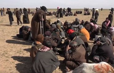 پنهان شدن داعش در پشت غیرنظامیان در سنگر مقاومت خود در دیرالزور