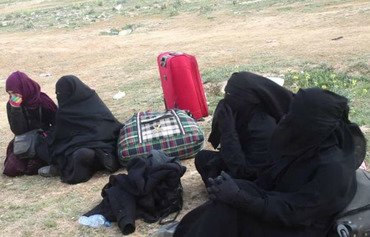 Hundreds of civilians leave last ISIS redoubt