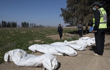 العثور على رؤوس مقطوعة في مقبرة جماعية بالقرب من جيب لداعش في سوريا
