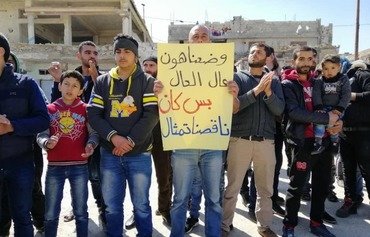 ساکنین درعا با بازگشت مجسمه اسد مخالفت کردند