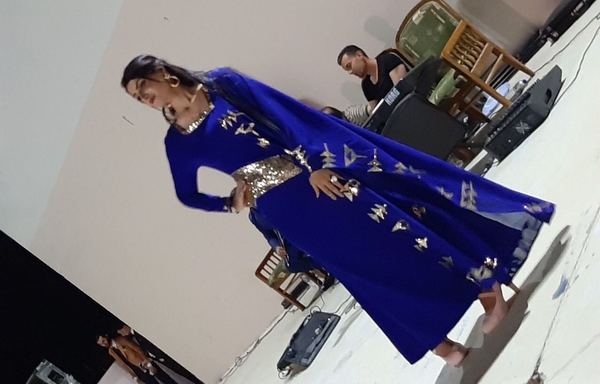 عارضة أزياء عراقية تعرض زيا معاصرا بتصميم تقليدي في عرض أزياء نظم في 18 آب/أغسطس بالمدينة السياحية في الحبانية. [سيف أحمد/ديارنا]
