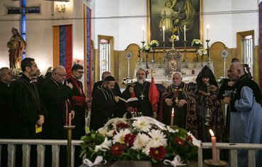 Des dizaines de personnes assistent aux funérailles du prêtre tué par l'EIIS au nord-est de la Syrie