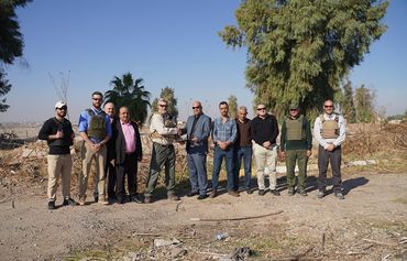 تنظيف أرض مطار الموصل من المخلفات الحربية قبيل انطلاق عملية إعادة إعماره
