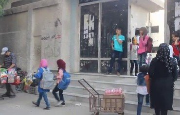 Rejîma Sûrîyayê bi dehên zarokan li gundewarê Şamê digire