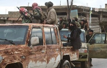 Civilians flee rural Aleppo amid heavy airstrikes