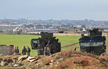 تركيا تعزز نقاط المراقبة في إدلب مع دخول النظام سراقب