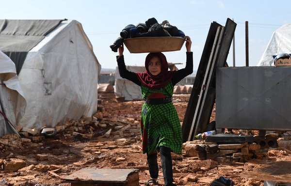 فتاة سورية تحمل سلة في سرمدا بمحافظة إدلب يوم 17 شباط/فبراير. [رامي السيد/وكالة الصحافة الفرنسية]