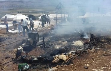 Les Casques blancs combattent les incendies à Idlib et Alep