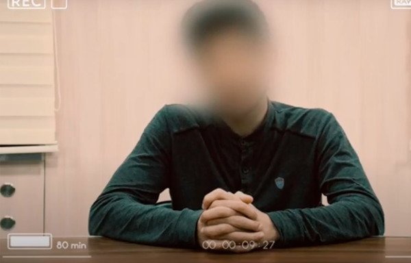 Endamekî Ketîbet el-Tewhîd, ku li Taşkentê hatiye girtin, mukurhaninekê dike roja 6ê Tîrmehê li ser akranê televîzyona Uzbekî.