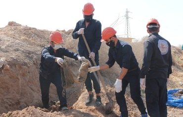العثور على رفات نسائية في مقبرة جماعية لداعش في الرقة