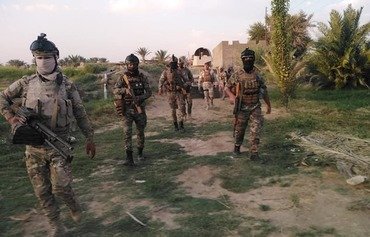 القوات المشتركة العراقية والعشائرية تدمر مخابئ داعش في صحراء الأنبار