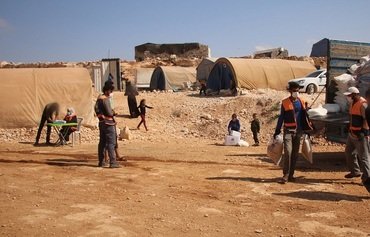 Tehrîr el-Şam koçberinan ji kampên Idlibê diqewitîne