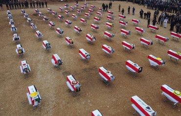 مراسم خاکسپاری دسته ‌جمعی ایزدیان قربانی داعش در سنجار