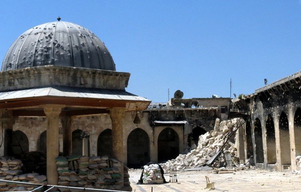 این عکس که روز ۵ اردیبهشت ۱۳۹۲ گرفته شده، ویرانه های مناره مسجد باستانی اموی در حلب را نشان می دهد. این مناره یک روز پیش از تاریخ این عکس در درگیری های میان رژیم سوریه و نیروهای اپوزیسیون منفجر شد. [جلال الحلبی/خبرگزاری فرانسه]